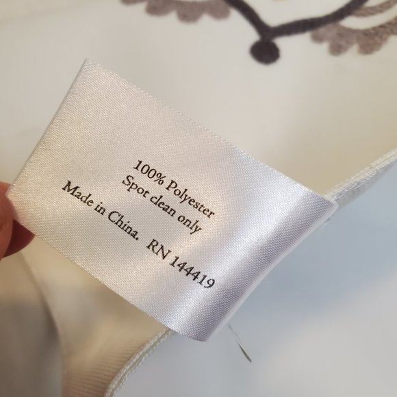 Table runner. Measures about 70 x 14 inches. - Picture 4 of 4